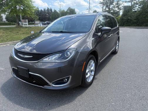 Granite Crystal Metallic Clearcoat 2017 Chrysler Pacifica Touring-L