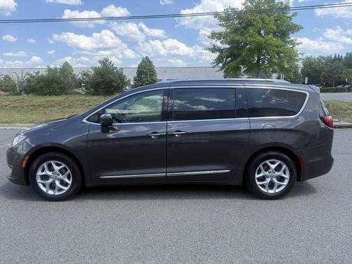 Granite Crystal Metallic Clearcoat 2017 Chrysler Pacifica Touring-L