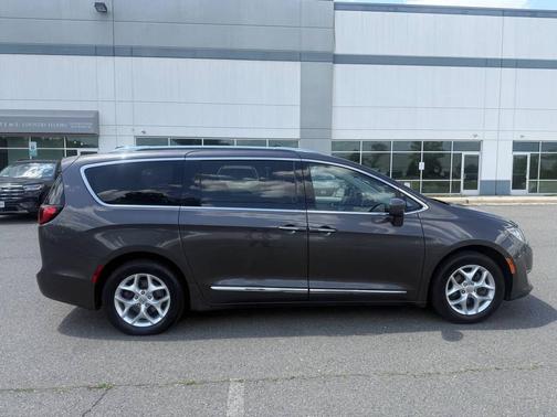 Granite Crystal Metallic Clearcoat 2017 Chrysler Pacifica Touring-L
