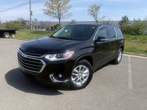 Mosaic Black Metallic 2019 Chevrolet Traverse LT Cloth