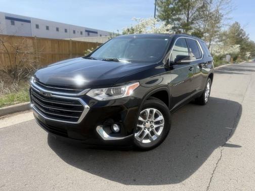 Mosaic Black Metallic 2019 Chevrolet Traverse LT Cloth