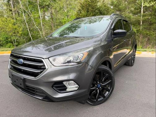Magnetic Metallic 2018 Ford Escape SE