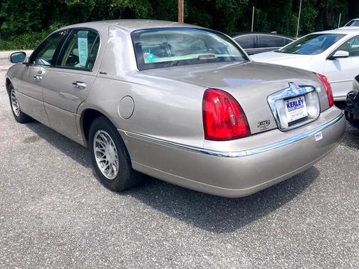 2002 Lincoln Town Car Signature