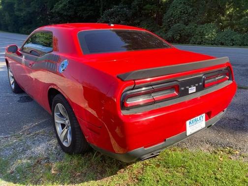 RED 2015 Dodge Challenger SXT