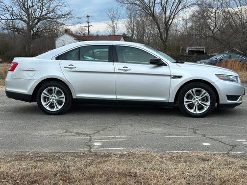 2017 Ford Taurus SE