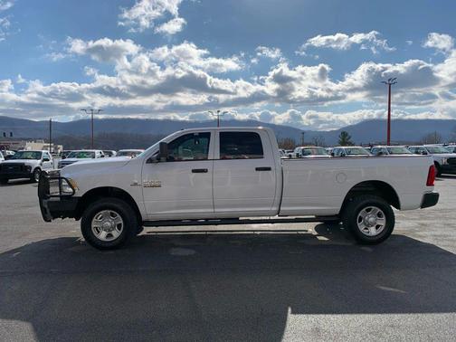 2017 RAM 3500 Tradesman Crew Cab 4x4 8' Box