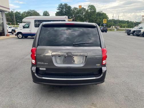 Granite Pearlcoat 2018 Dodge Grand Caravan SE
