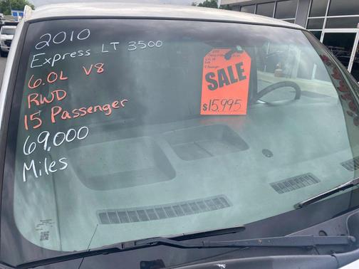 Summit White 2010 Chevrolet Express 3500 LT