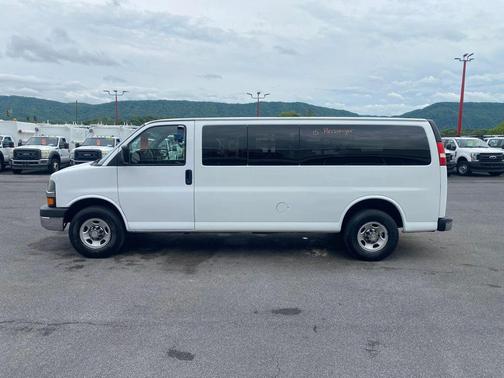 Summit White 2010 Chevrolet Express 3500 LT