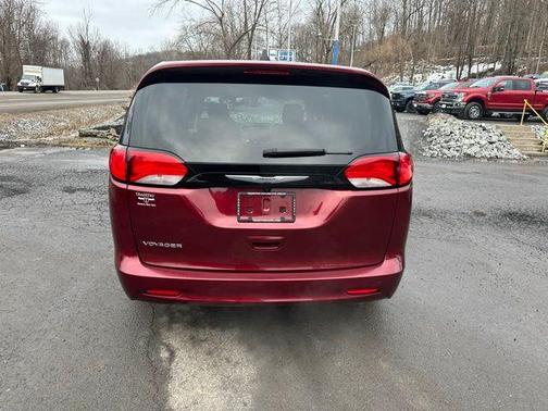 2022 Chrysler Voyager LX