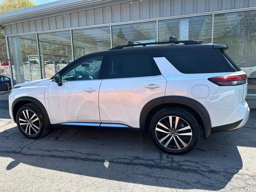 White / Black 2025 Nissan Pathfinder Platinum