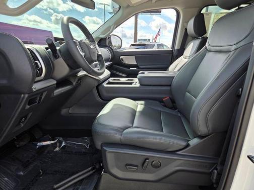 Star White Metallic Tri-Coat 2026 Ford Expedition Active