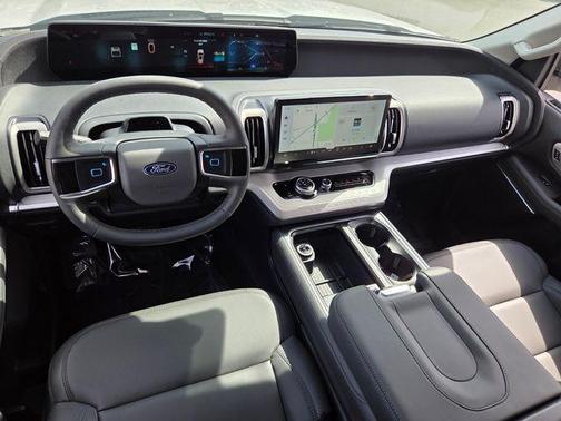 Star White Metallic Tri-Coat 2026 Ford Expedition Active