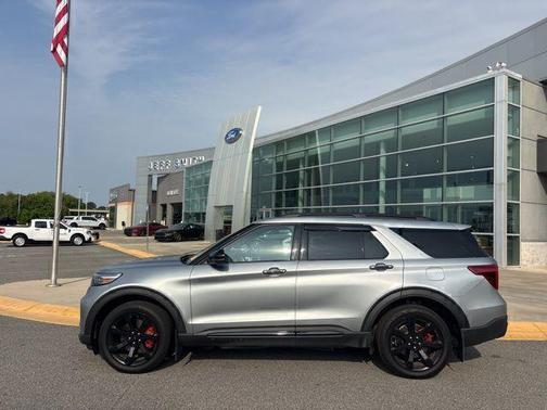 Iconic Silver Metallic 2024 Ford Explorer ST