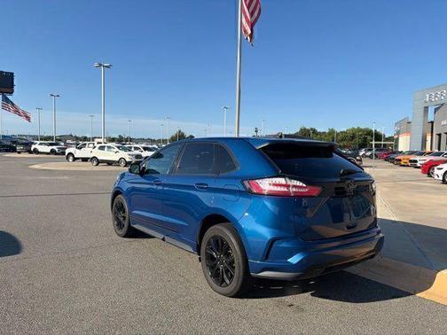 Atlas Blue Metallic 2022 Ford Edge SE