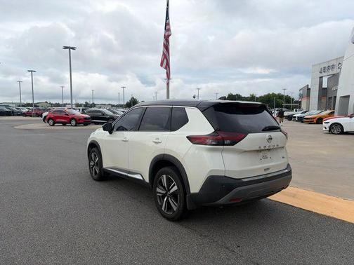 Pearl White Tricoat/Super Black 2021 Nissan Rogue SL