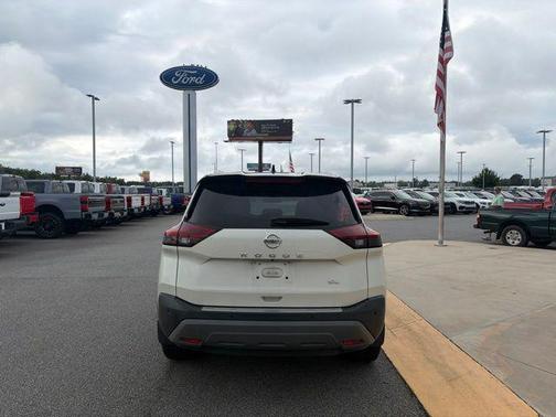 Pearl White Tricoat/Super Black 2021 Nissan Rogue SL