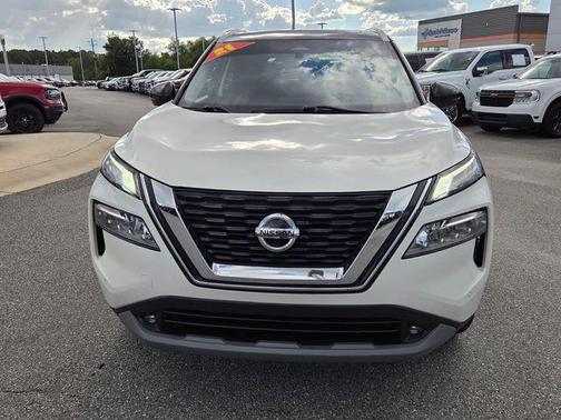 Pearl White Tricoat/Super Black 2021 Nissan Rogue SL