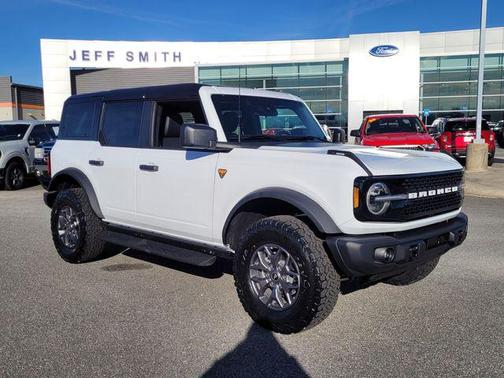 Oxford White 2025 Ford Bronco Badlands