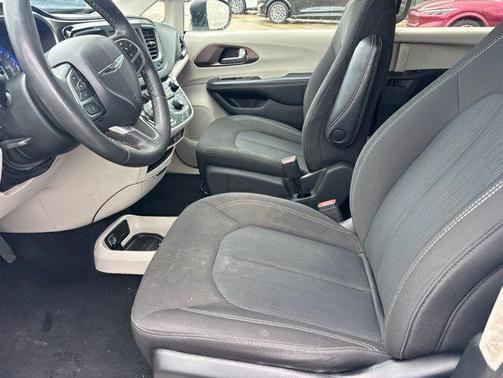 Bright White Clearcoat 2023 Chrysler Voyager LX