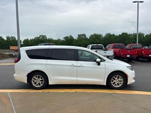 Bright White Clearcoat 2023 Chrysler Voyager LX