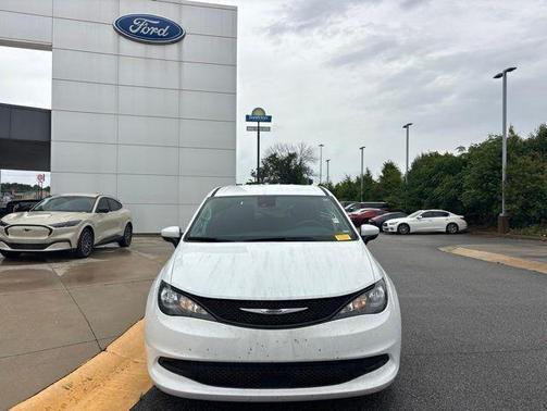 Bright White Clearcoat 2023 Chrysler Voyager LX