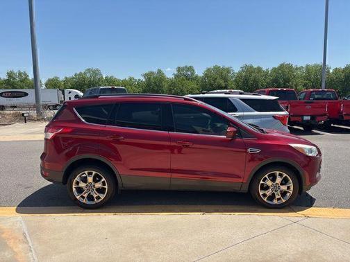 Ruby Red Metallic 2016 Ford Escape SE