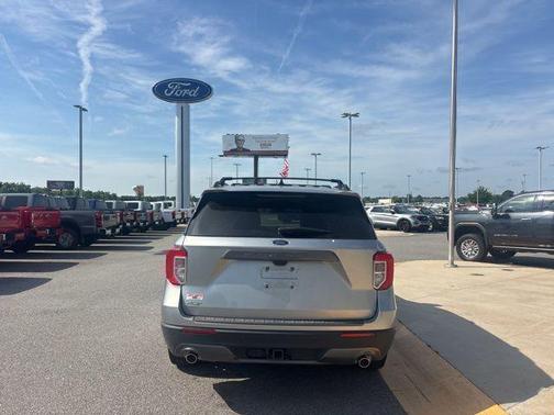 Iconic Silver Metallic 2024 Ford Explorer XLT