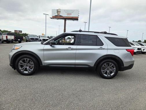 Iconic Silver Metallic 2024 Ford Explorer XLT