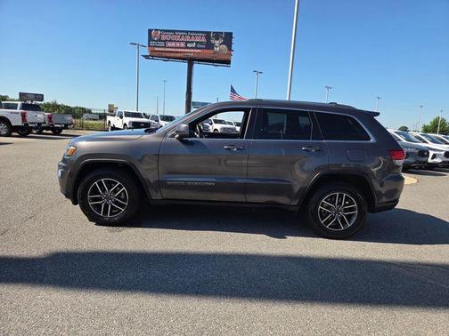 Granite Crystal Metallic Clearcoat 2020 Jeep Grand Cherokee Laredo