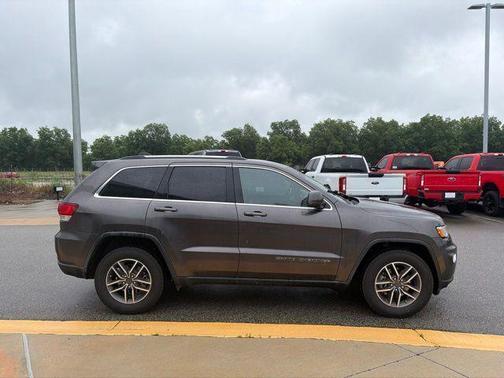 Granite Crystal Metallic Clearcoat 2020 Jeep Grand Cherokee Laredo