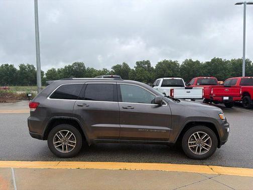 Granite Crystal Metallic Clearcoat 2020 Jeep Grand Cherokee Laredo