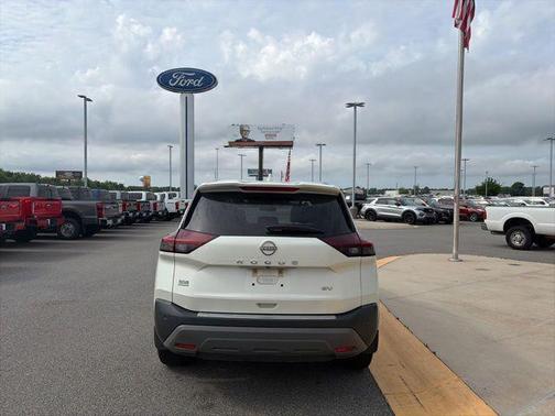 Pearl White Tricoat 2023 Nissan Rogue SV