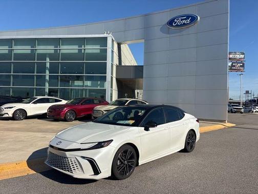 Wind Chill Pearl/Midnight Black Metallic 2025 Toyota Camry XSE
