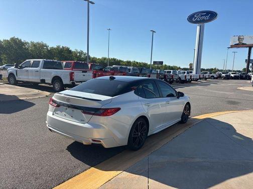 Wind Chill Pearl/Midnight Black Metallic 2025 Toyota Camry XSE