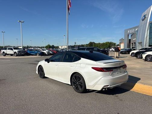 Wind Chill Pearl/Midnight Black Metallic 2025 Toyota Camry XSE