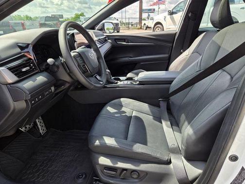 Wind Chill Pearl/Midnight Black Metallic 2025 Toyota Camry XSE