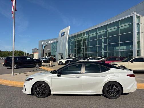 Wind Chill Pearl/Midnight Black Metallic 2025 Toyota Camry XSE