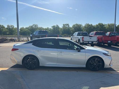 Wind Chill Pearl/Midnight Black Metallic 2025 Toyota Camry XSE