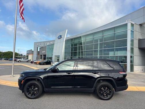 Diamond Black Crystal Pearlcoat 2025 Jeep Grand Cherokee L Altitude