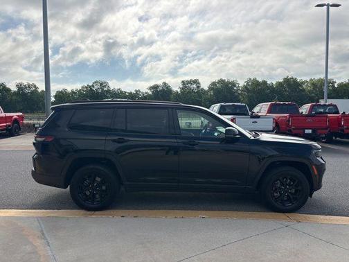 Diamond Black Crystal Pearlcoat 2025 Jeep Grand Cherokee L Altitude