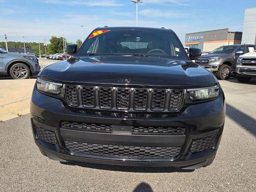 Diamond Black Crystal Pearlcoat 2025 Jeep Grand Cherokee L Altitude