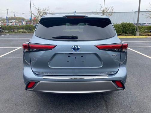 Moon Dust 2021 Toyota Highlander Hybrid Platinum
