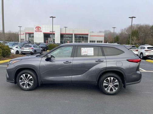 Magnetic Gray Metallic 2023 Toyota Highlander XLE