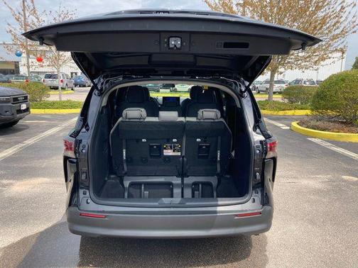 2025 Toyota Sienna LE