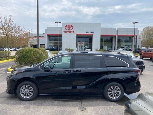 2025 Toyota Sienna LE