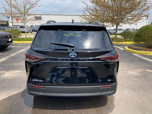 2025 Toyota Sienna LE