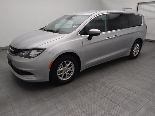Silver Mist Clearcoat 2023 Chrysler Voyager LX