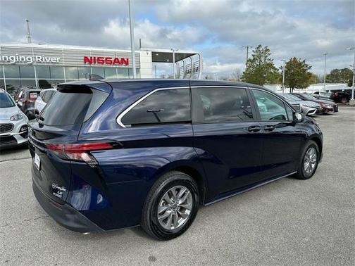 2022 Toyota Sienna LE