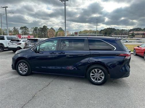 2022 Toyota Sienna LE